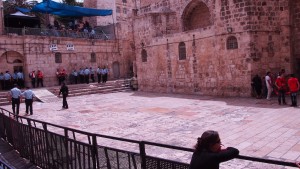 Tyhjäksi jäävä Pyhän haudan kirkon aukio Jerusalemissa