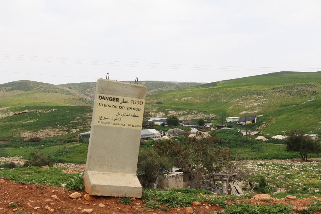 Paimentolaisten asuintelttoja ja eläinsuojia tuhotaan Israelin armeijan harjoitusalueiden alta. Yhä käytössä olevan Jordanin aikaisen lain mukaan kaikki yli 26 cm maan alla oleva luokitellaan rakennukseksi. Laintulkinta antaa israelilaisviranomaisille luvan purkaa kaikki rakennelmat, myös teltat, C-alueelta.