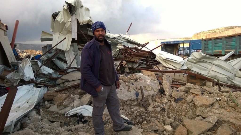 Tark Jahabary kuorma-auton peitteitä valmistavan yrityksensä liiketilan rauniolla sen jälkeen, kun Israelin armeija tuhosi rakennuksen. Israelin mukaan rakennus sijaitsi maalla, joka on osittain sotilasaluetta.