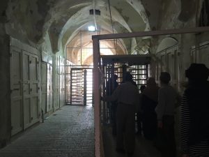 Palestiinalaiset jonottavat päästäkseen rukoilemaan