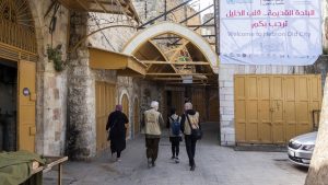 Kolme EAPPI-tarkkailijaa kävelee Hebronin vanhaan kaupunkiin.