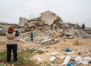 EAPPI-tarkkailija kuvaa talon tuhoamista.